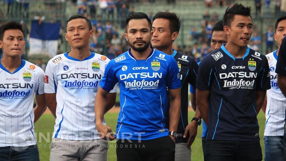 Zulham Malik Zamrun (tengah) memakai kostum Persib Bandung warna biru. Copyright: © Ginanjar/INDOSPORT
